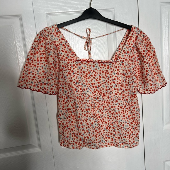 Old navy red white blue floral flutter sleeve top nwt - Picture 1 of 6